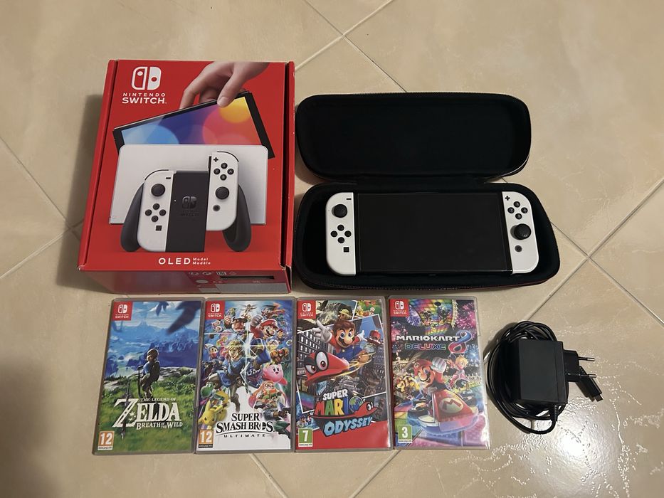 Nintendo Switch OLED - Cały Zestaw - 4 Gry - Pokrowiec