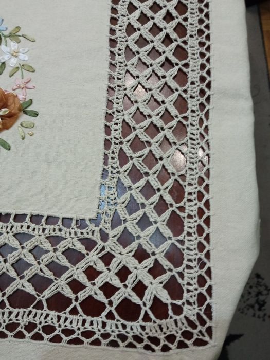 Obrus poliestrowy haftowany o wymiarach 130/170 cm