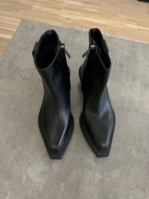 Козаки ZARA шкіряні розмір 36