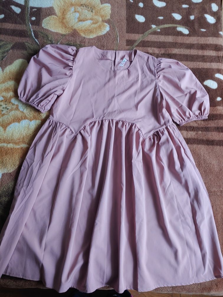 Легка сукня рожевого софту з об'ємними рукавами ISSA Plus