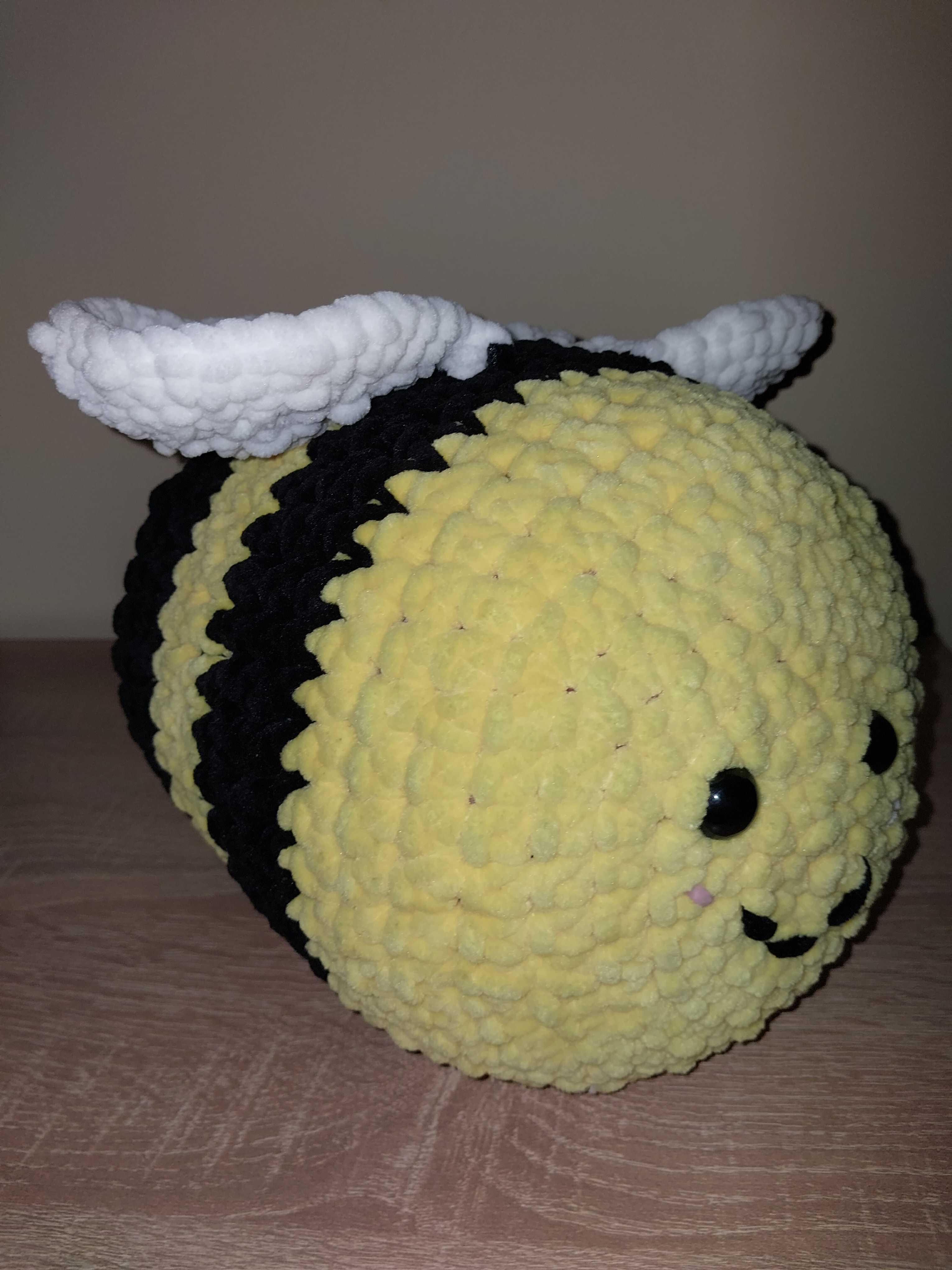 Pluszak duża pszczoła amigurumi na szydełku