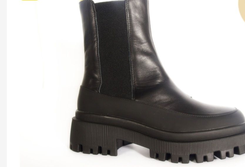 Чорні фірмові челсі.