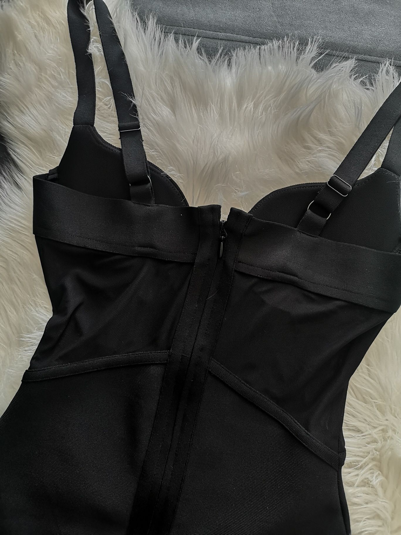 Czarna bandazowa bandage sukienka obcisla push up midi