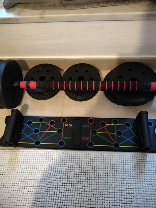 Conjunto alteres + barra para musculação com 30kg + prancha de flexão.