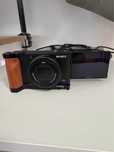Sony ZV-1 4K Kamera do Vlogowania + Atrapa Baterii + Uchwyt + Karta SD
