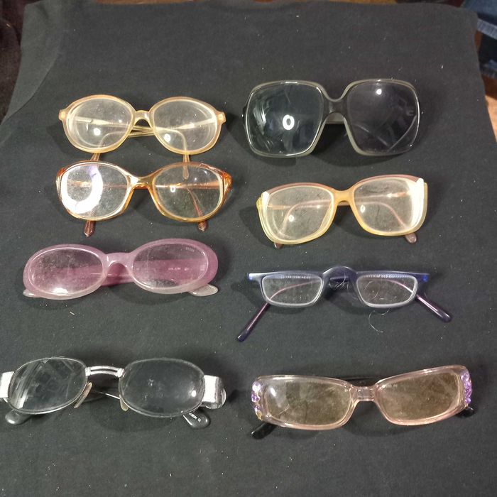 Oito pares de óculos