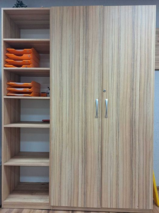 Szafa biurowa zamykana z półkami, jasna szafa do pokoju