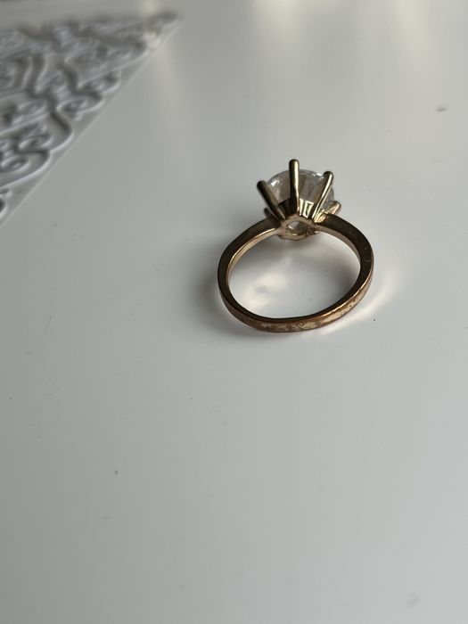 Pierścionek z dużym brylantem diamencik kamień