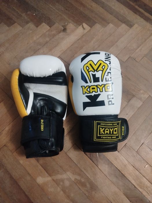Спортивний інвентар: гантелі, боксерські рукавиці, фітнес колесо, еспа