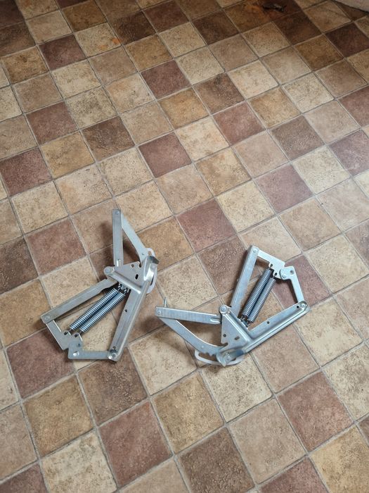 Łóżko z pojemna skrzynią.