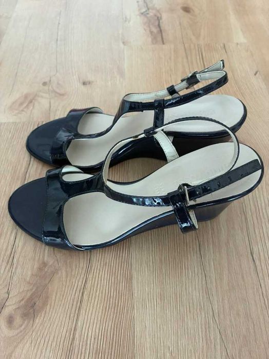 Sandały na koturnie