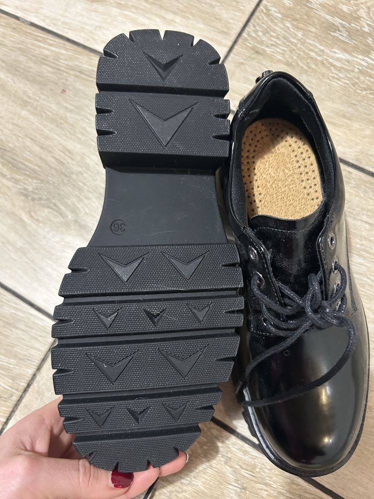 Buty wiosenne lakierowane rozmiar 36 CCC