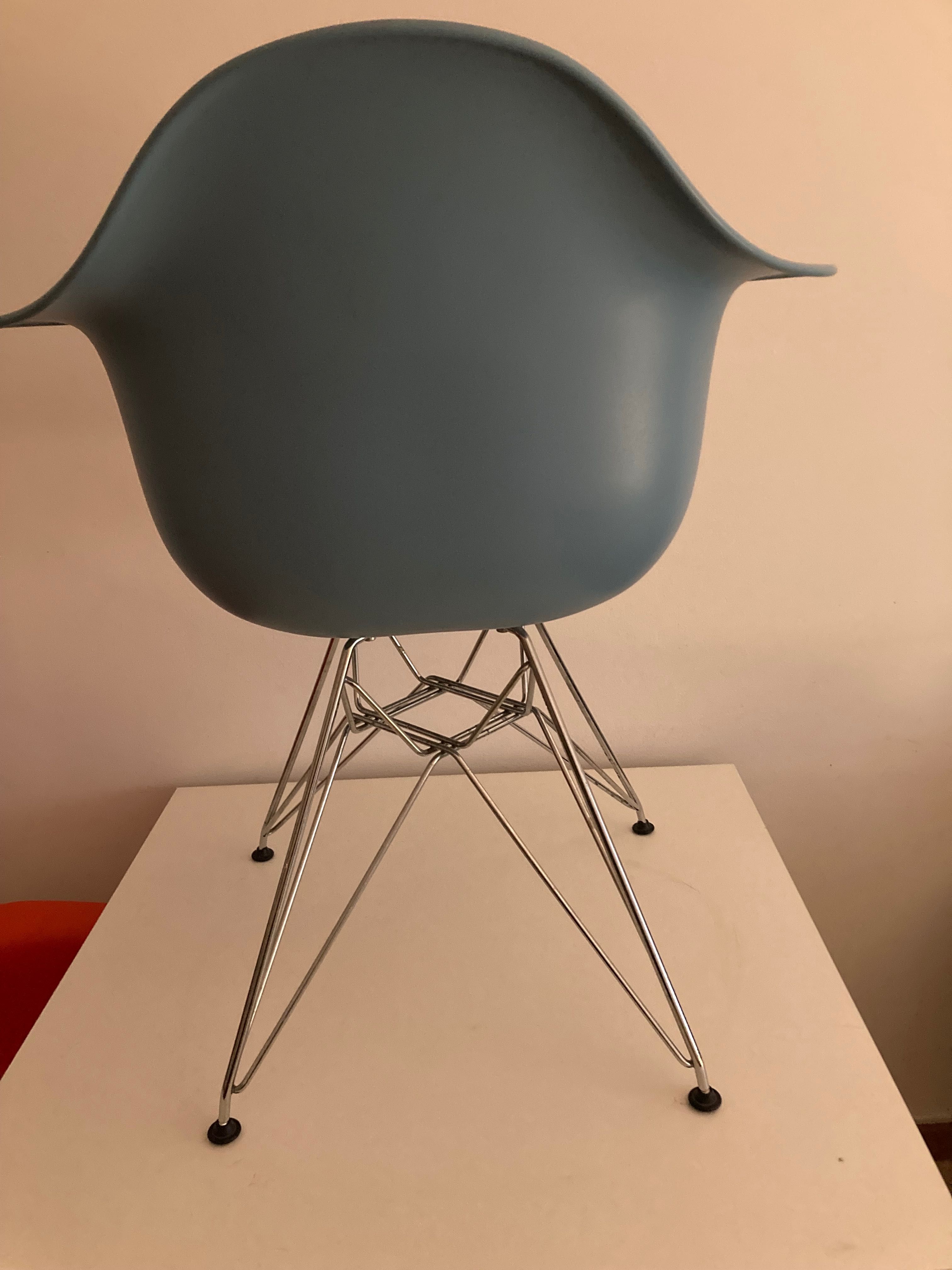 Cadeira original azul Charles & Ray Eames da Vitra