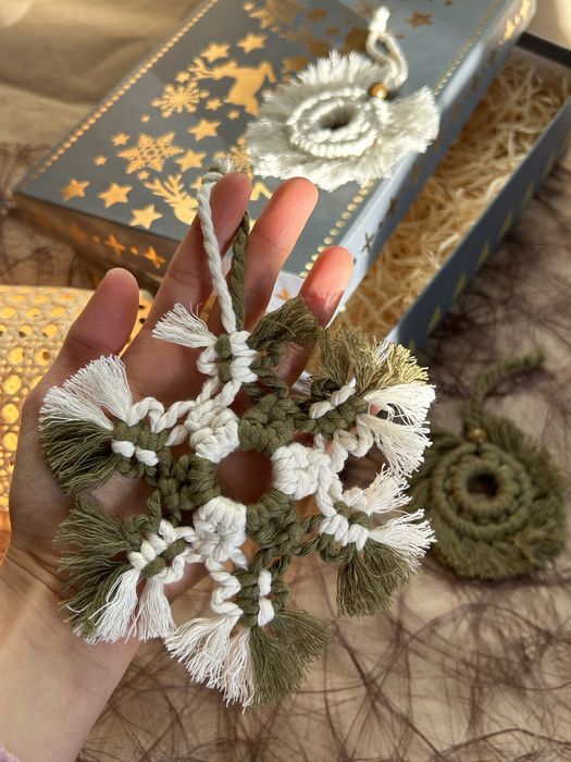 Ялинкові різдвяні макраме прикраси