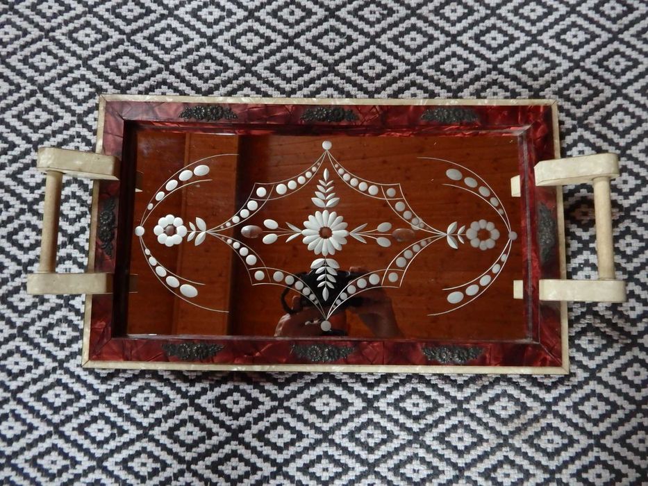 Bandeja com espelho gravado para servir