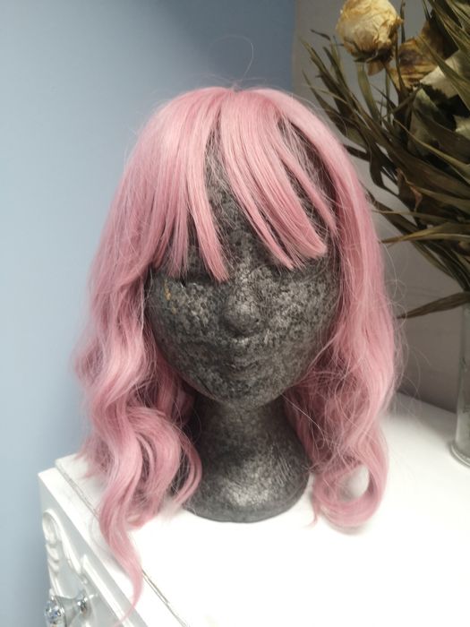 Piękna pudrowo-różowa peruka cosplay kpop