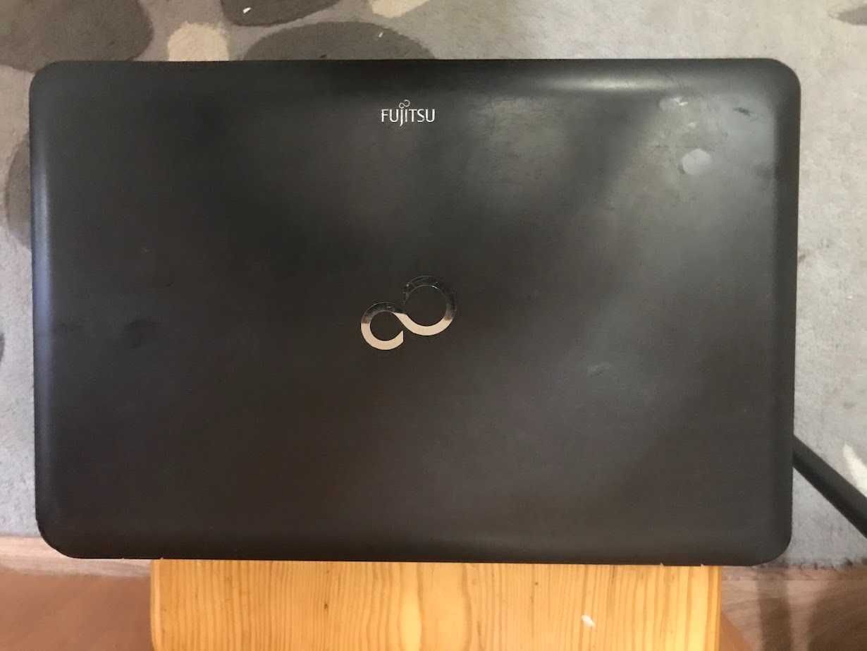 Ноутбук Fujitsu Lifebook AH512