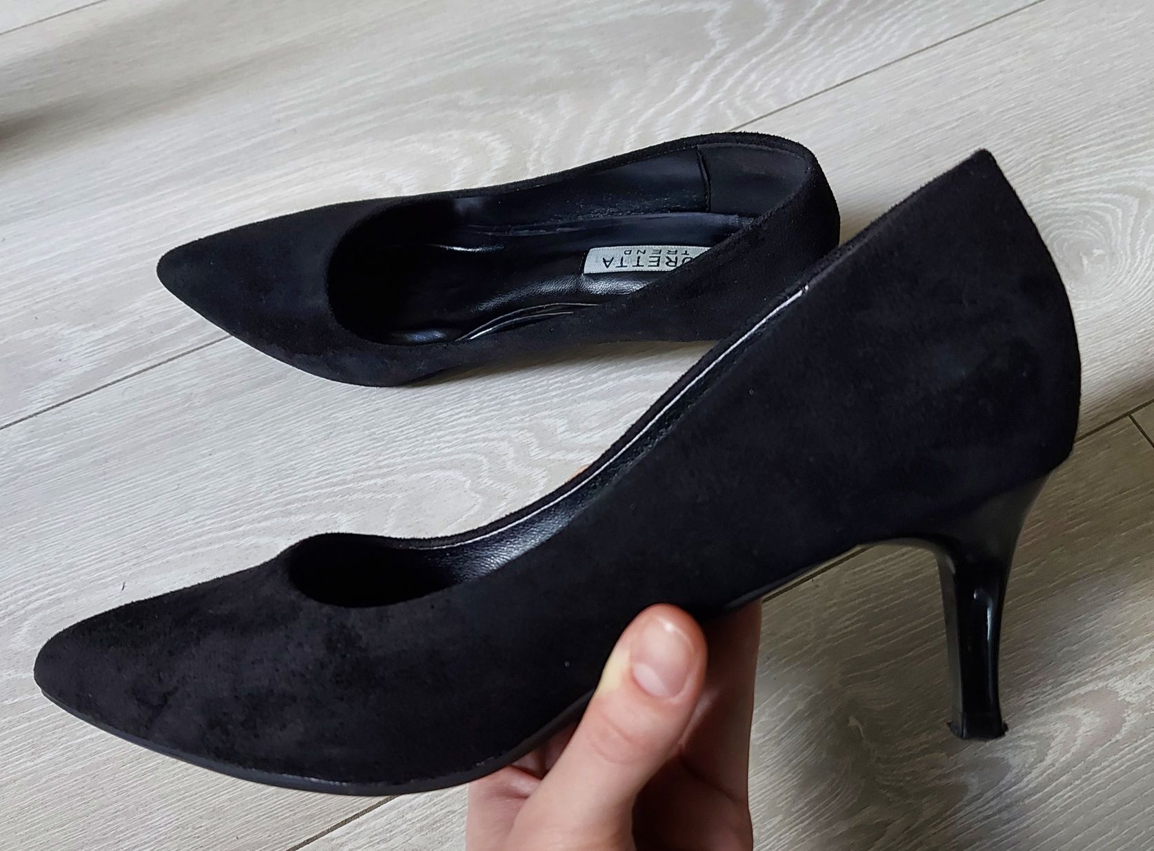 Классические чёрные замшевые туфли-лодочки на среднем каблуке