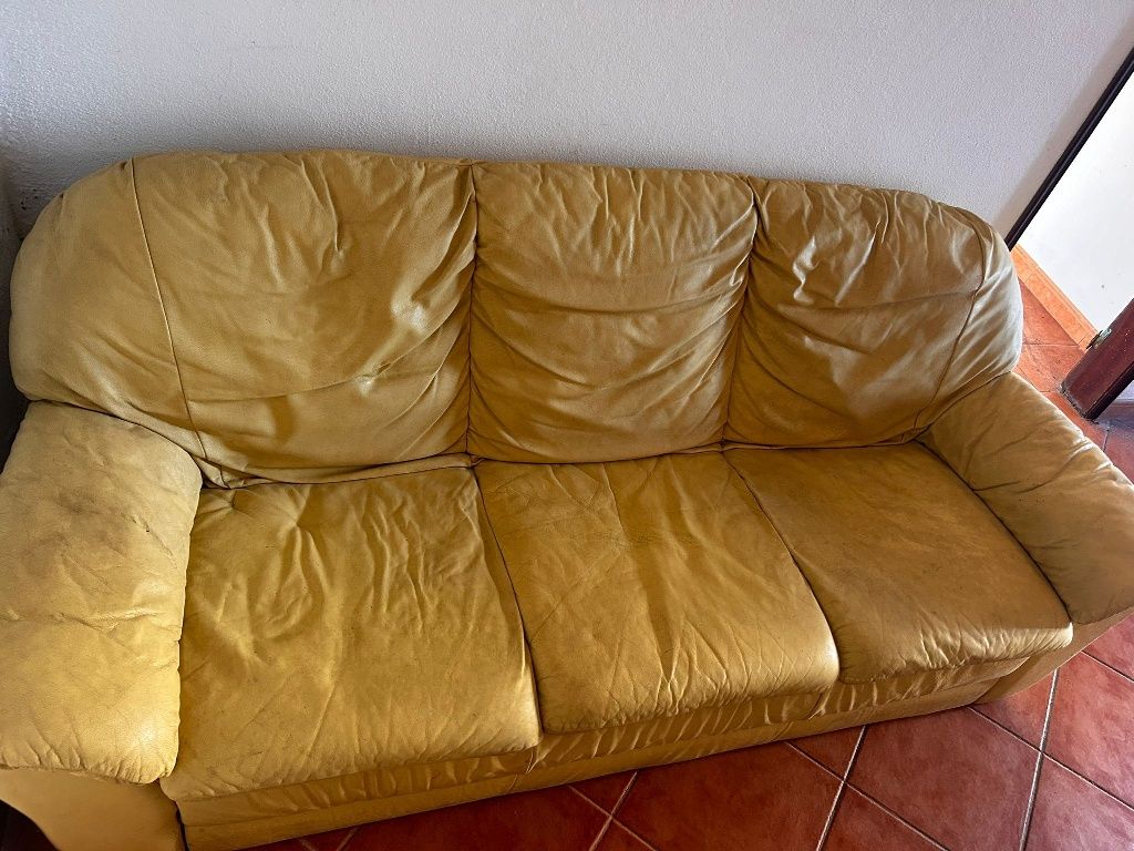 Sofá de 3 lugares em pele