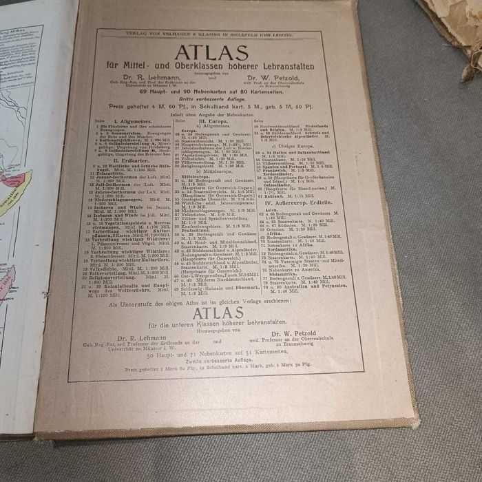 Dwa stare atlasy i Książka