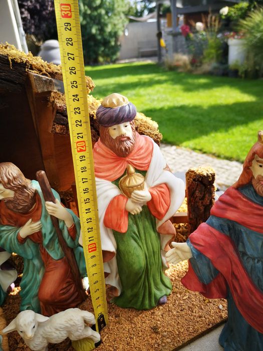 Stara drewniana szopka z wyjątkowymi porcelanowymi figurkami-unikat.