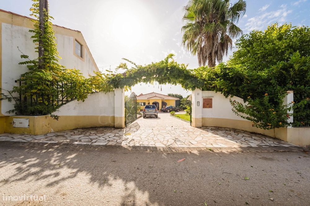 Propriedade única, a apenas 2 km de Alcobaça, com mais de 30.000 m²...