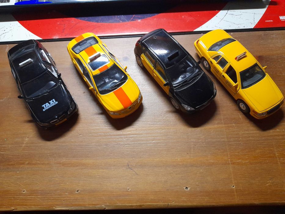 Pack  10 táxis  miniatura 12cm em metal em bom estado, várias cidades.