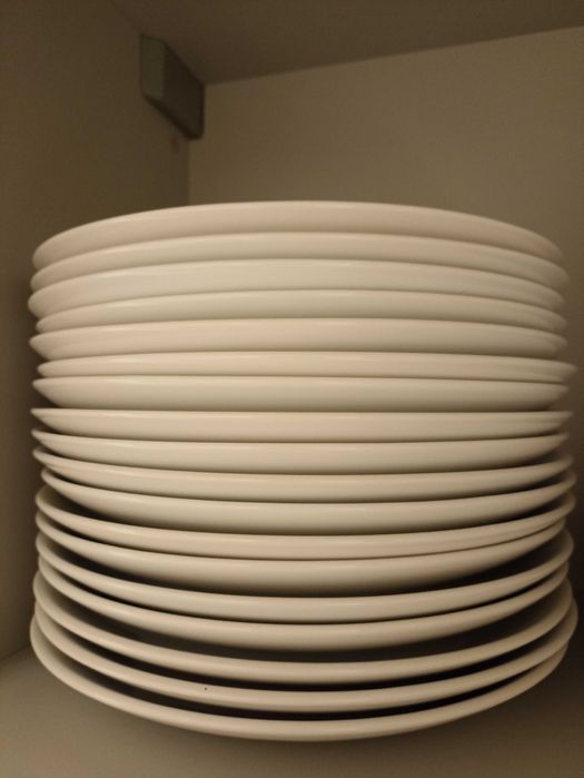 conjunto de louça branca IKEA, com 62 peças, 60 cêntimos por peça