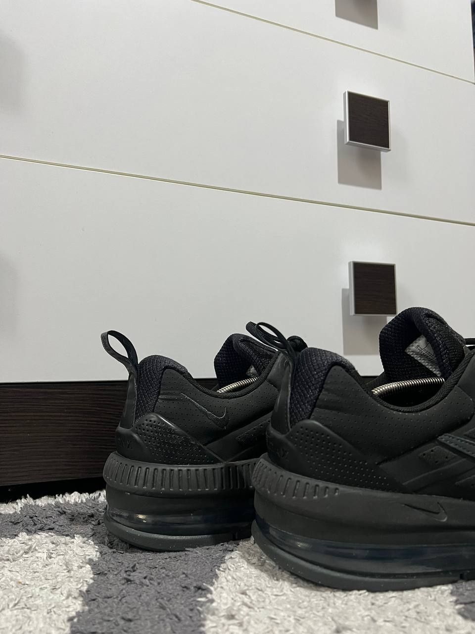 Кросівки чоловічі Nike Air Max Genome Black CW1648-001
Стан кросівок х