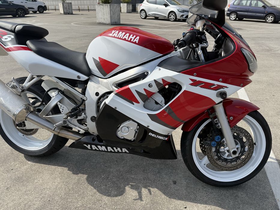 Yamaha r6 2002 com apenas 9895 km