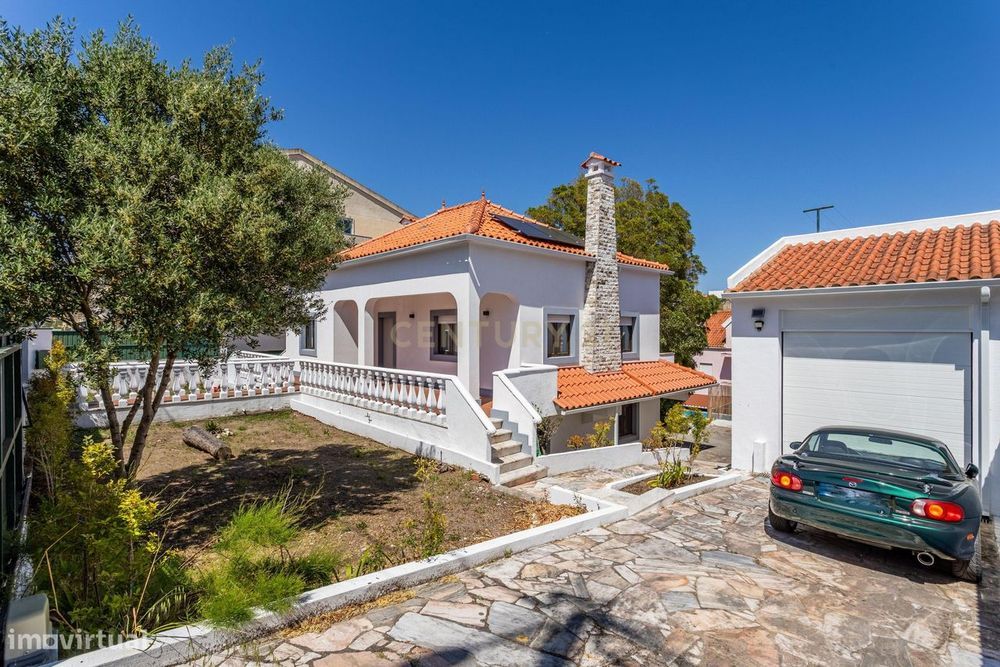 Moradia T5 isolada, inserida num lote de terreno de 750m2 em Casal de