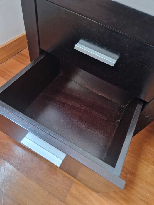 Cama com estrado e 2 mesinhas de cabeceira