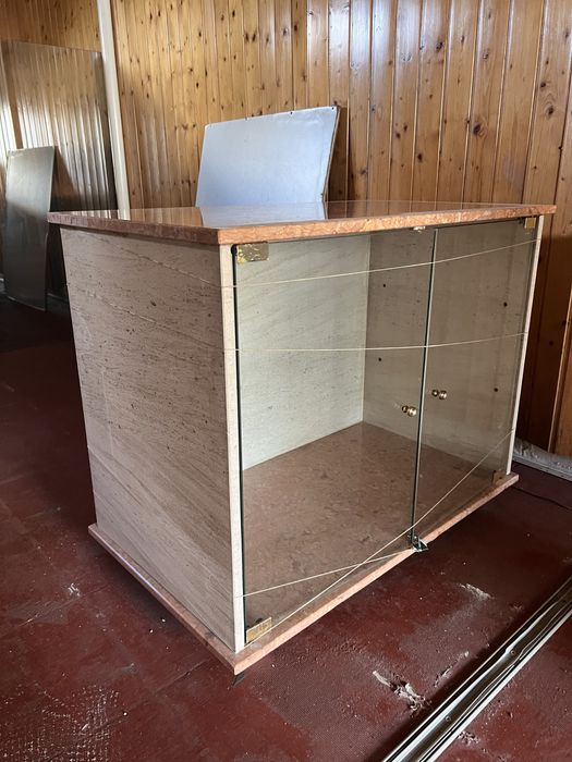 Armário para TV em mármore e vidro