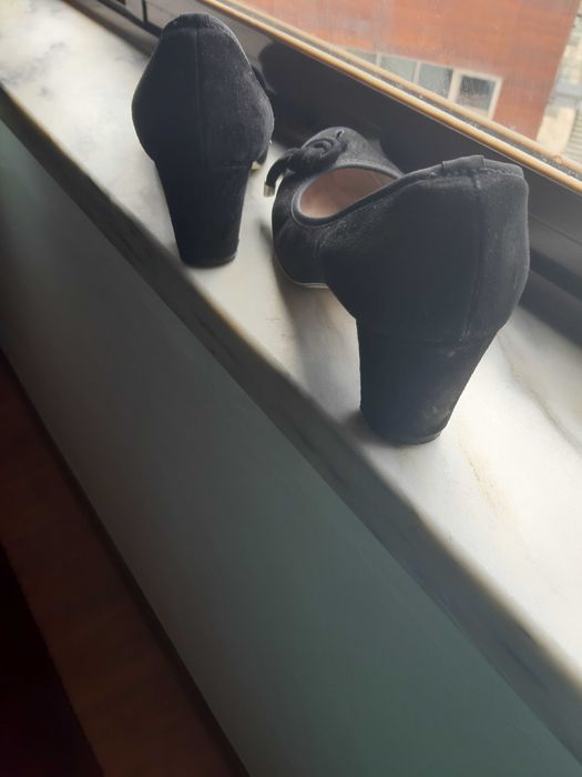 Sapatos pretos em camurça da marca italiana Keys