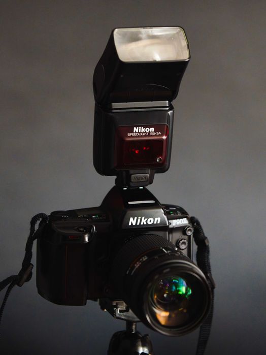Analogowy Nikon F90X obiektyw 35-135 i lampa SB-24