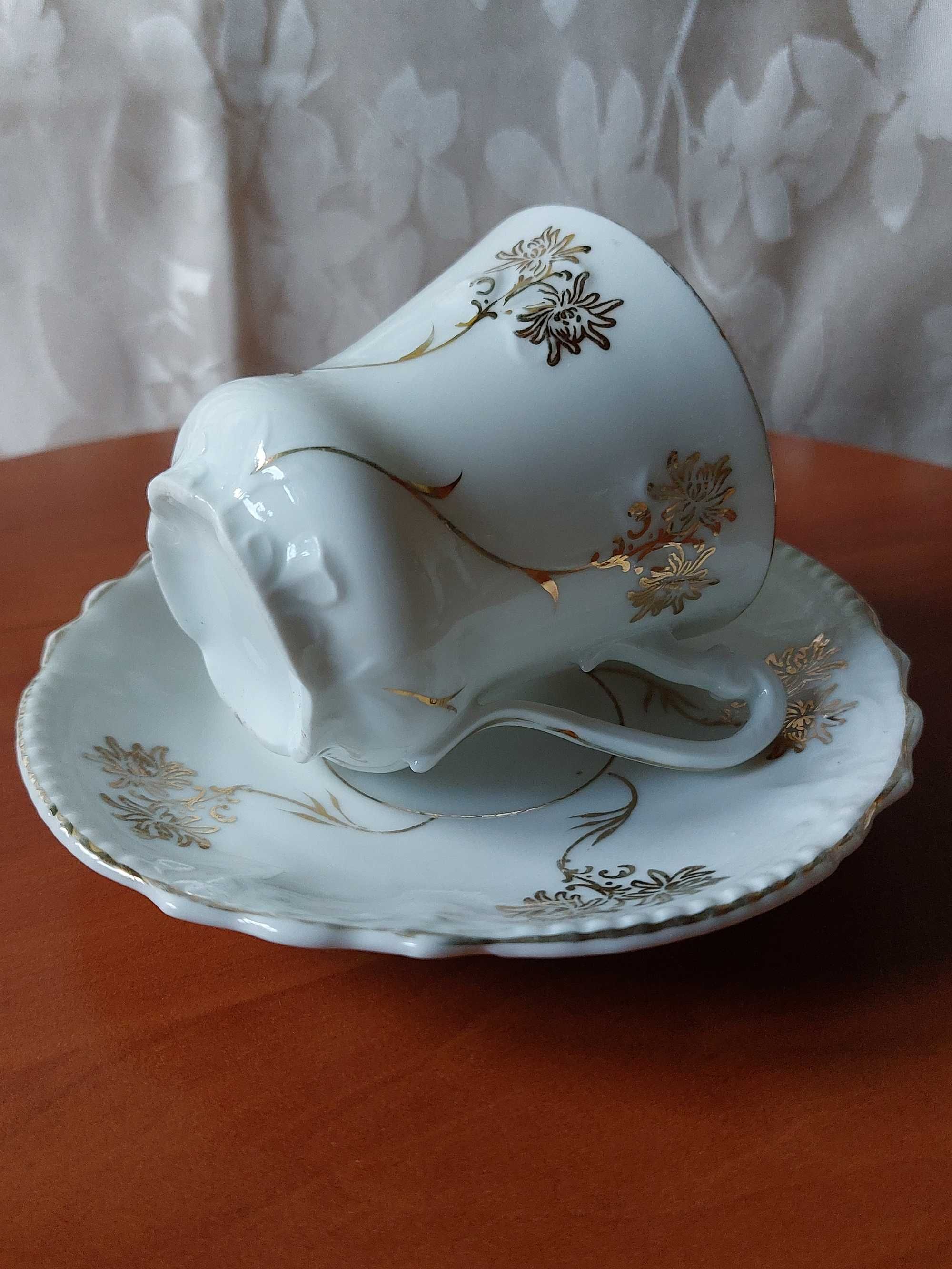 Porcelanowa filiżanka ze złoceniami.