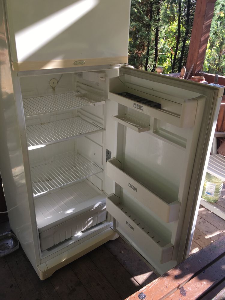 Холодильники Bosh-175см, Стінол-Nofrost -196см.