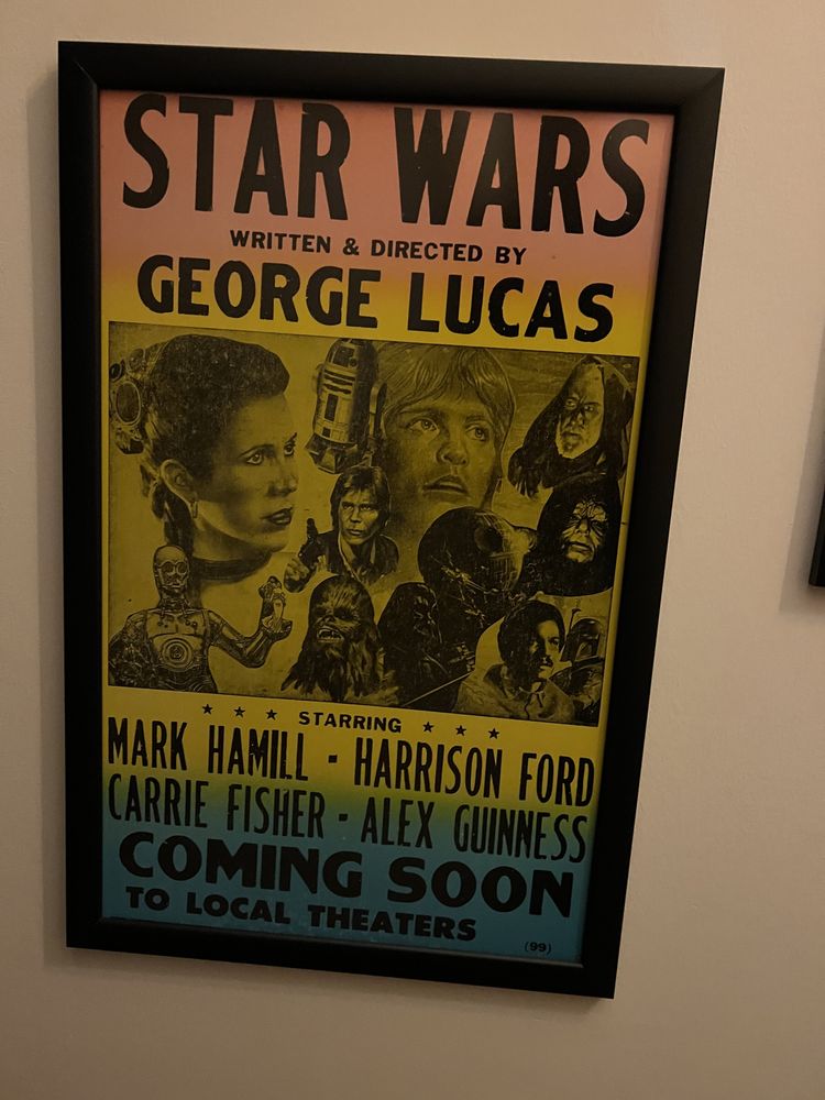 Quadros com posters de filmes Star Wars entre outros