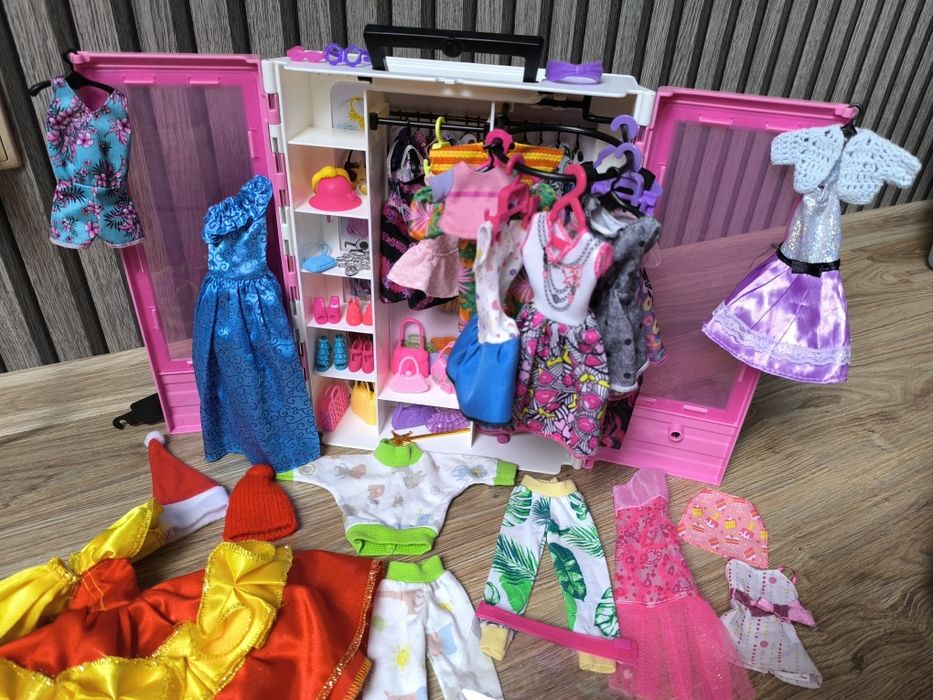 Szafa Barbie z ubraniami i akcesoriami
