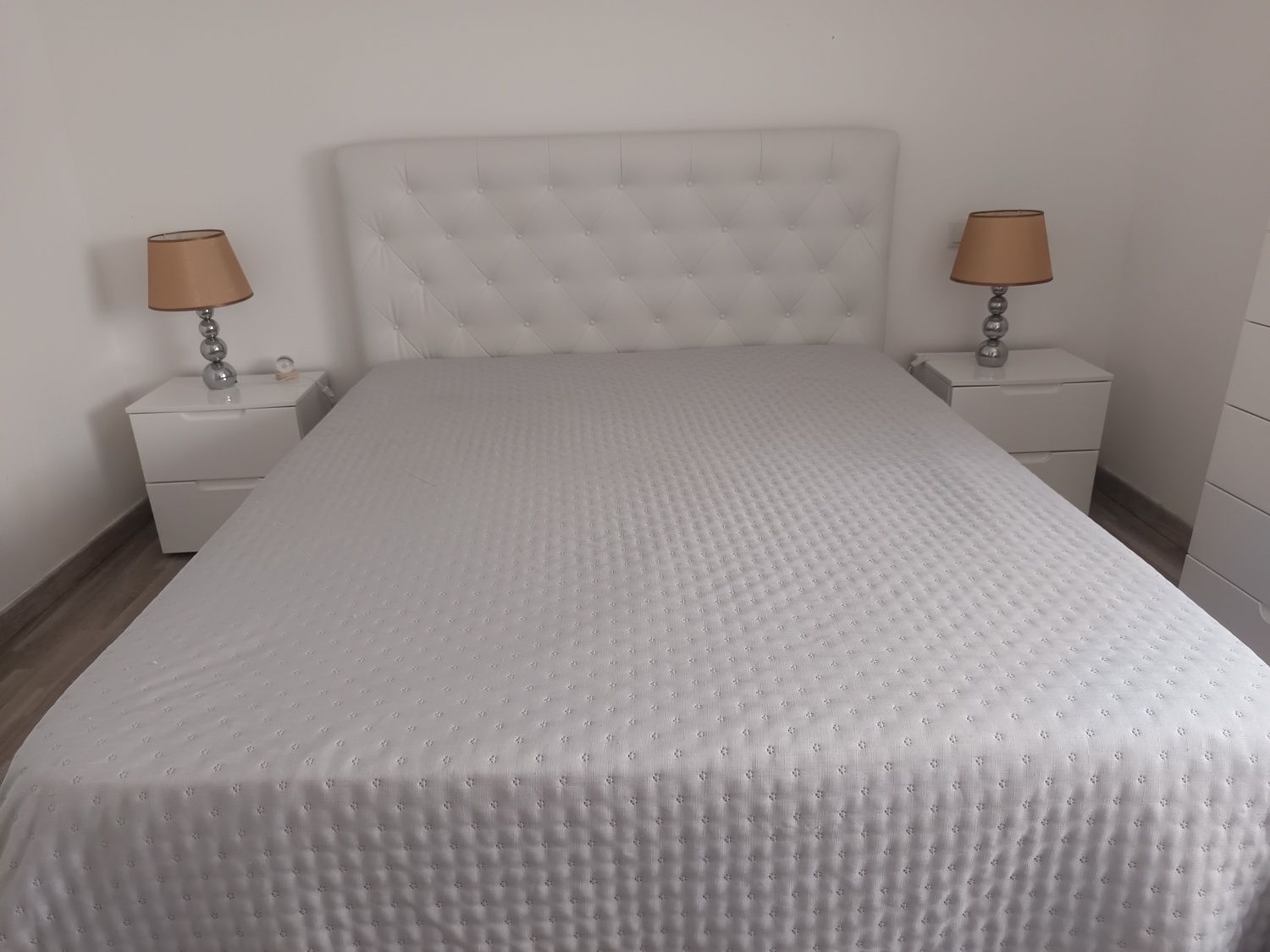 Cama com cabeceira estufada 200x160cm