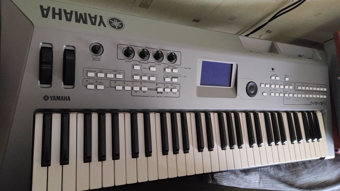 Yamaha MM6 syntezator