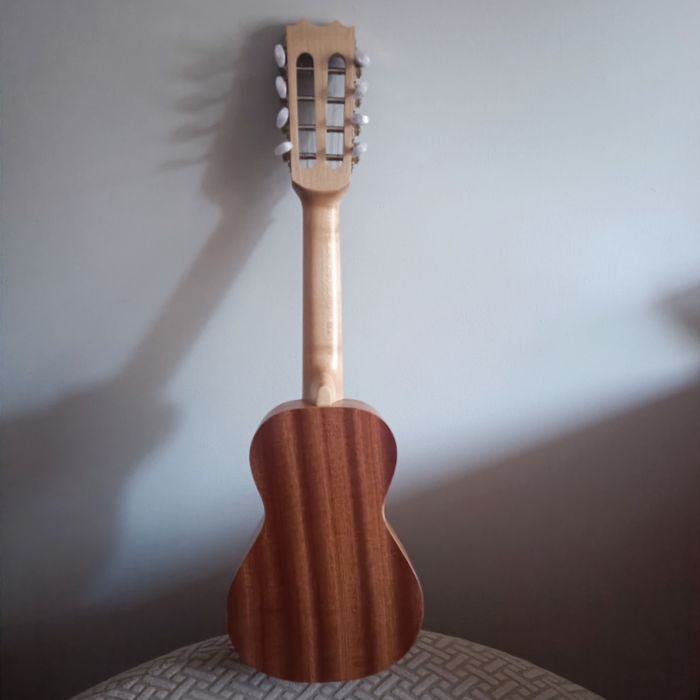 Cavaquinho com oito cordas