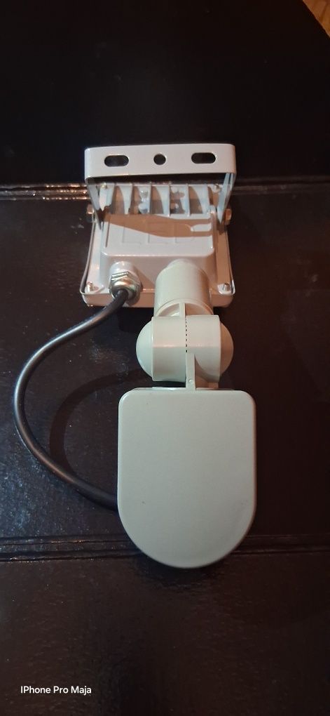 Lampa zewnętrzna LED z czujnikiem ruchu PIR – 10W, 900lm, ciepła barwa