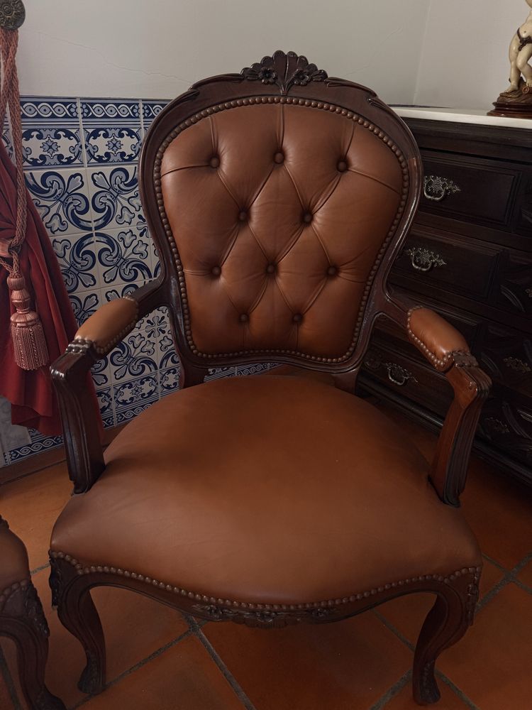 Conjunto de poltronas em madeira e pele