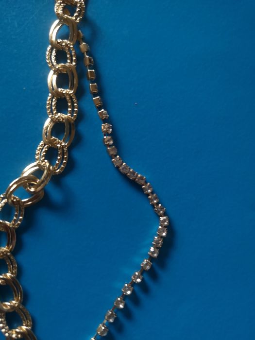 Podwójny łańcuszek w kolorze złota.