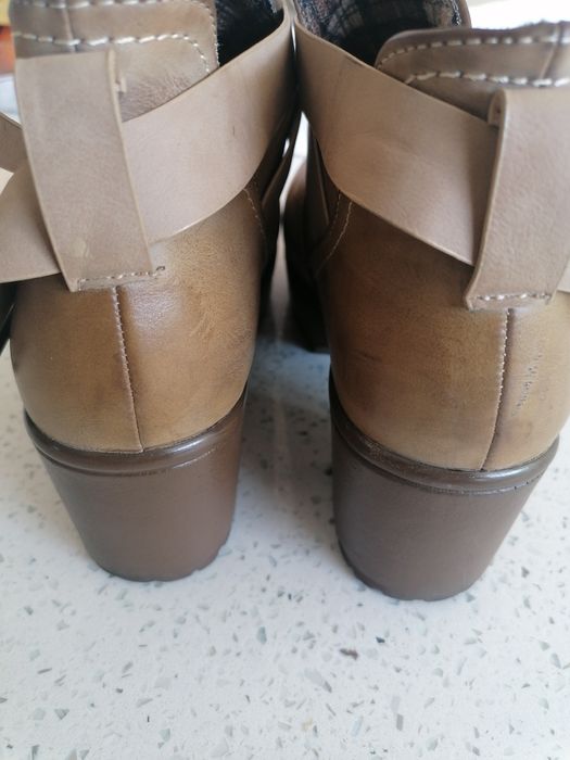 Botins com tacão camel 39