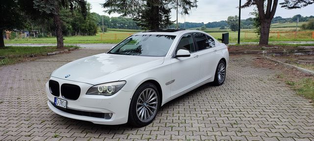 BMW 750 X-Drive Biała Perła Mega Stan Zamiana Serwisowana.