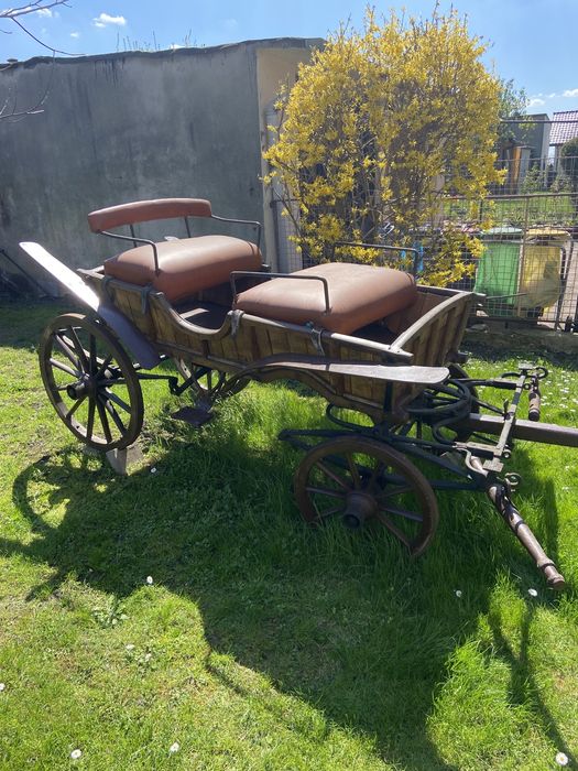 Bryczka na drewnianych kołach