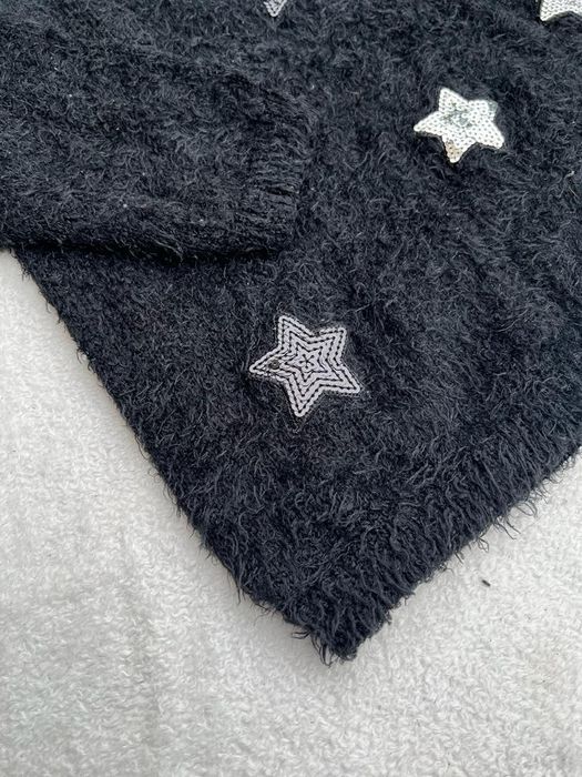 Włochaty sweterek z cekinami gwiazdki XL