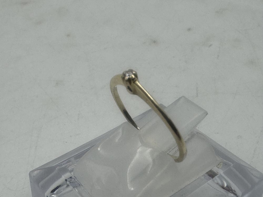 Zaręczynowy złoty pierścionek z diamentem 585 0,95 g r 11